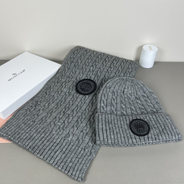 Can*a G00se hat and scarf