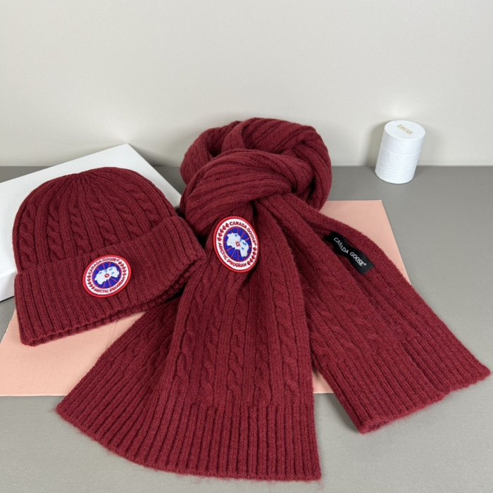 Can*a G00se hat and scarf