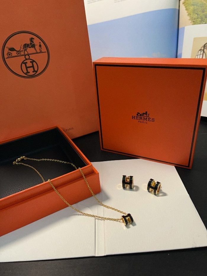 H**me5 earring and necklace