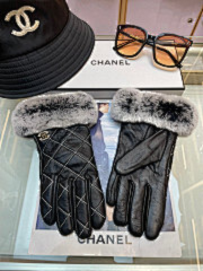CHNEL GLOVES