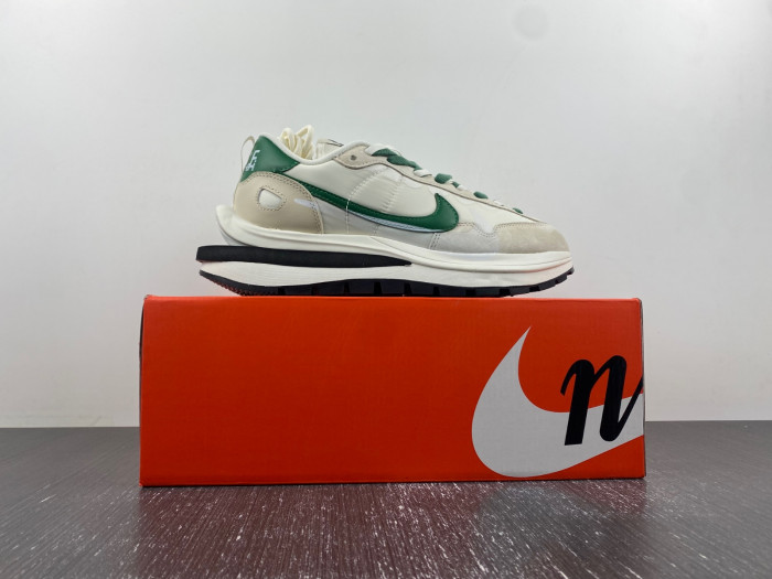 nike sacai x vaporwaffle green white dd1875-102
