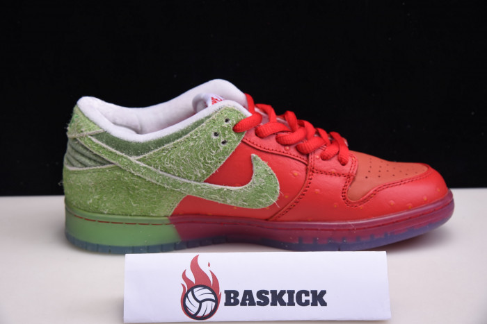 nike dunk low sb "strawberry cough" cw7093-601